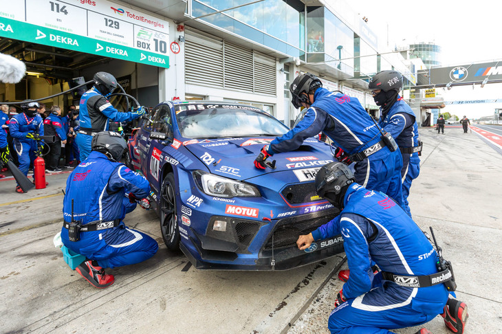 全国のディーラーから選抜されたディーラーメカニックも参加しているスバル。残念ながら、バーストからのクラッシュでリタイアに。