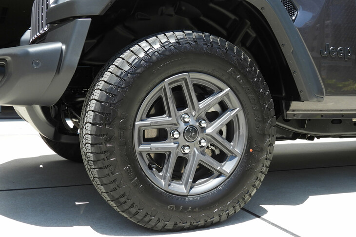 ジープ・ラングラー アンリミテッド スポーツ（タイヤ＆ホイール）