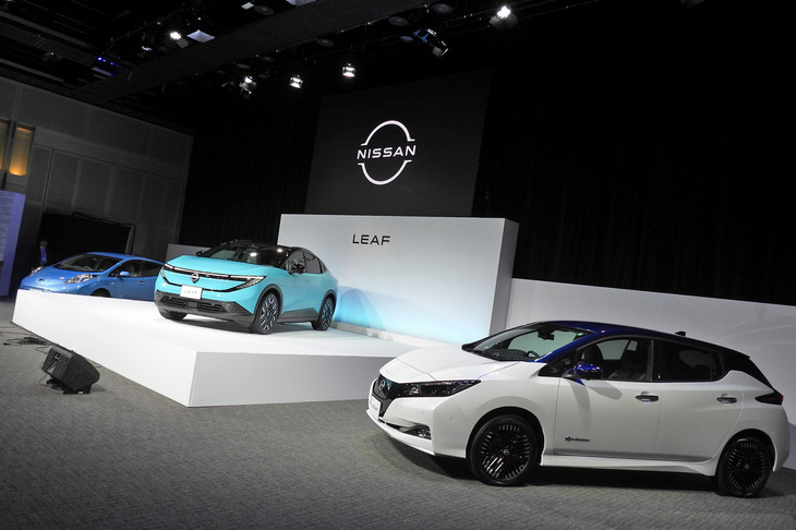 会場に展示された、初代（写真左奥）、2代目（同右手前）、3代目（中央）の「リーフ」。