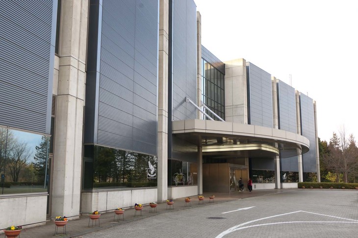 2018年で開館20周年を迎えたホンダコレクションホール。入館は無料だが、ツインリンクもてぎへの入場料は必要となる。営業時間は9時半～17時。休館日などはツインリンクもてぎのオフィシャルWEBサイトでご確認を。