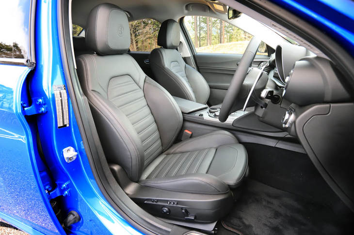 「ジュリア ヴェローチェ」に装備されるスポーツレザーシート。ブラックとタン、レッドの3色が用意されている。