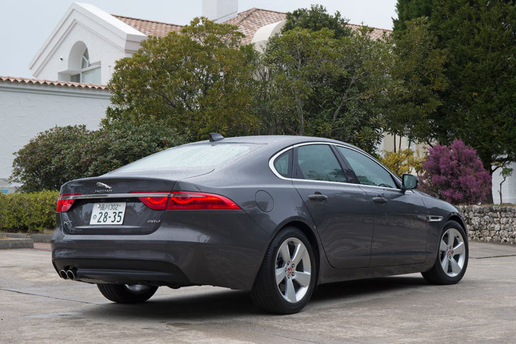 全長×全幅×全高＝4965×1880×1455mmというボディーサイズは従来モデルとほぼ同じだが、ホイールベースは50mm延ばされて2960mmとなった。