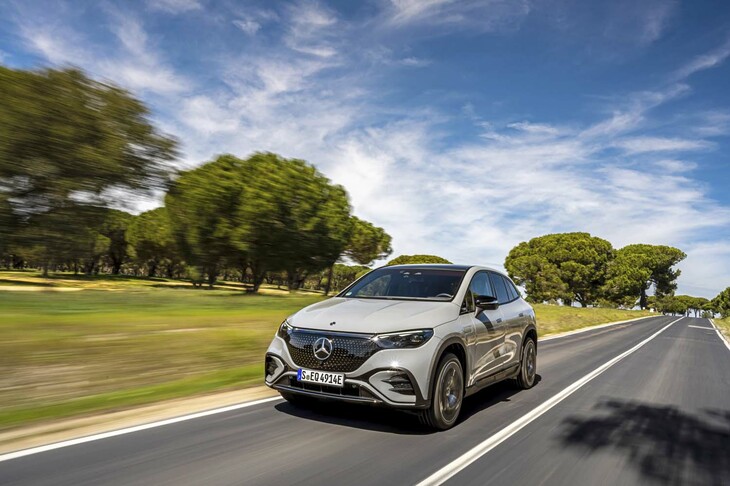 空気抵抗を示すCd値は大型のSUVとしては異例に低い0.25。ボディーとボンネットの隙間には徹底して目張りがされるほか、前後フェンダーの前方にはコンパクトなスポイラーが装着される。