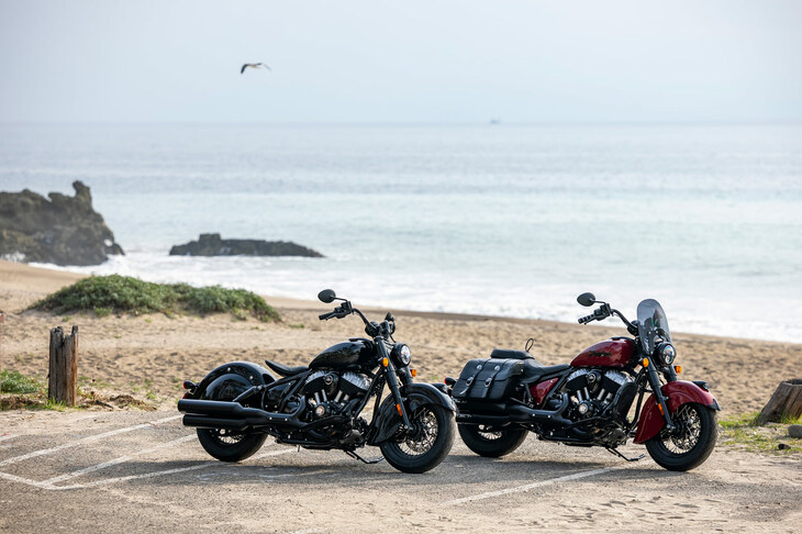 カラーリングは「ブラックメタリック」（写真左）と「インディアンモーターサイクルレッド」（同右）の2種類が用意される。