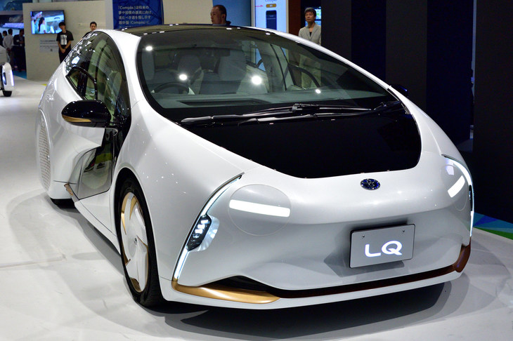 ちなみにこのクルマ、ヘッドランプの変化で写真のように表情が変わる。さきほどまでのバーチャルキャラクターより、こちらの方が親近感が湧くのはワタシだけ？