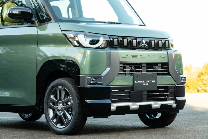 ベース車とはまったく異なるイメージの「デリカミニ」だが、外装で大きく変わっているのは、実はこの“顔”のみ。より厳密にいえば、ヘッドランプとグリル、バンパーだけなのだ。あとはアンダーガードやテールゲートガーニッシュといった装飾類で、違いを表現している。