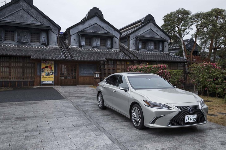 全長4975mm、全幅1865mmという雄大なボディーサイズを誇る「レクサスES」。ホイールベースは2870mm。