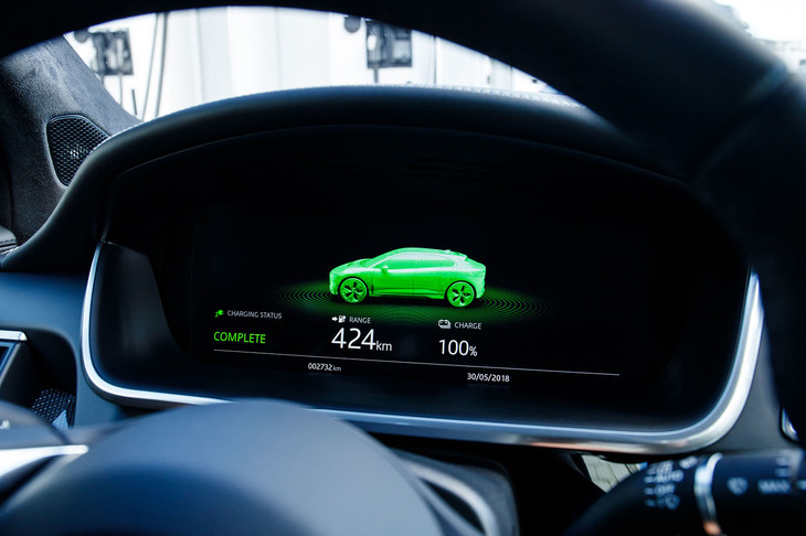 12.3インチの液晶型メーターパネル。アナログ式メーターのほか、写真のように航続距離を伝えるイメージも表示できる。