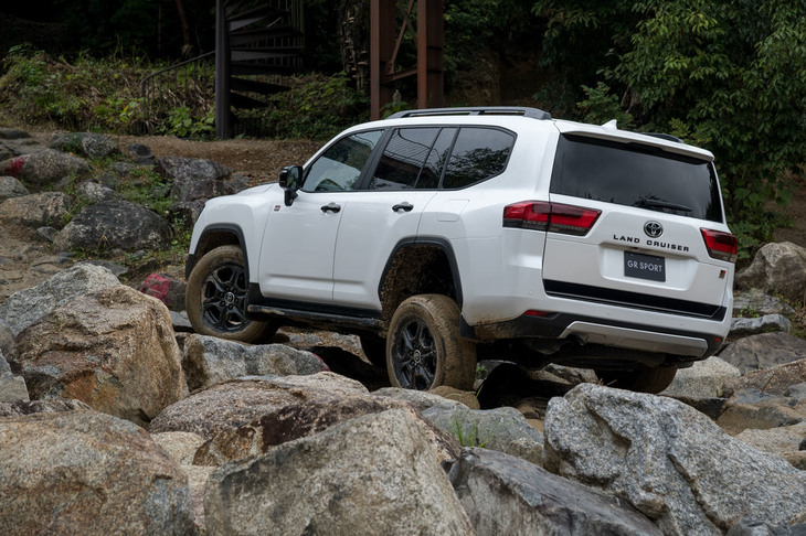 「E-KDSS」に操作スイッチはなく、路面や車両の状態などから、システムが自動でスタビライザーのロック／フリーを判断する。