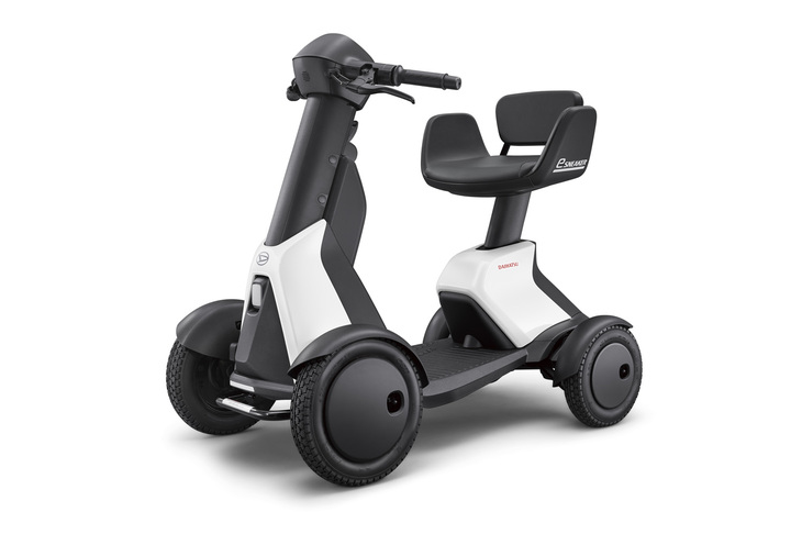 2025年8月に発表されたダイハツの新型歩行領域モビリティー「e-SNEAKER（eスニーカー）」。スタイリッシュでスッキリとした印象だが、そのデザインはこれまでのシニアカーの延長線上にあるといえる。
