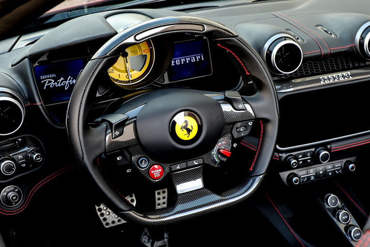 ステアリングもよりスポーティーなデザインに改められた。左下にある赤いボタンがエンジンスターター。