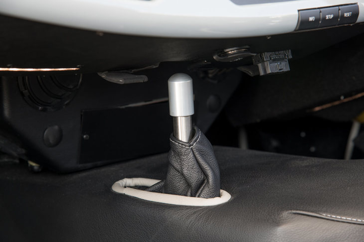 サイドブレーキはフライオフ式。かける際は手前に引いてからシフトノブを押し下げ、解除する際は少しレバーを手前に引き、ノブが持ち上がるのを確認してからリリースする。