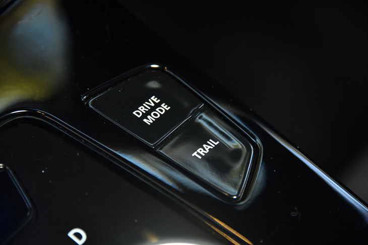 センターコンソールに備わるドライブモードのスイッチ。モードは「エコ」「ノーマル」「スポーツ」の3種類で、さらに悪条件下での走行を想定して、FWD車には「スノー」、4WD車には「トレイル」モードが用意される。