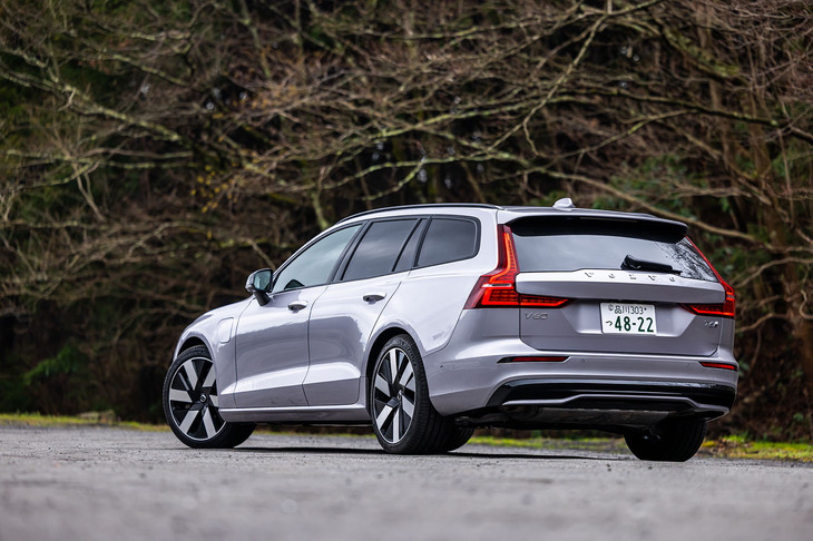 「V60ウルトラT6 AWDプラグインハイブリッド」のリアビュー。今回試乗した車両は、2025年7月の一部改良時に追加設定された「オーロラシルバー メタリック」の外板色をまとっていた。