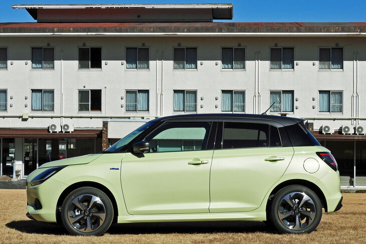 新型「スイフト」のサイドビュー。ショルダー部のストレートなプレスラインやドアパネルの面の陰影などが目を引くが、過去のモデルほどキャラクターが立っている印象はない。