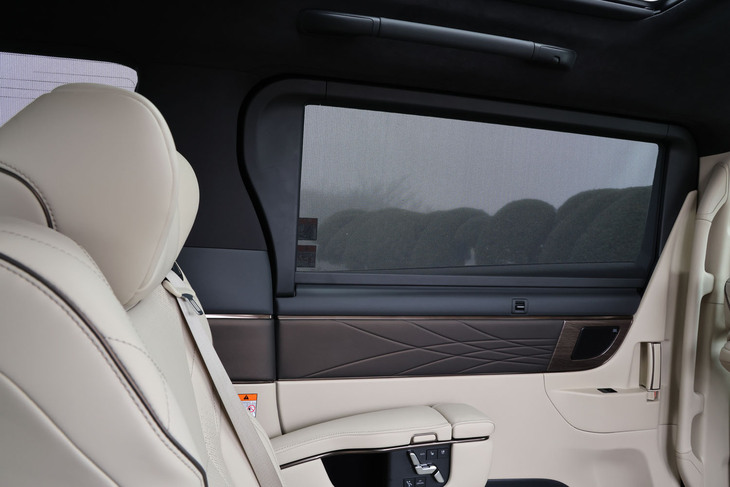 「遮光しつつ景色も楽しめる」をテーマに開発された下降式の「後席用パワーサイドサンシェード（スライドドアガラス／リアクオーターガラス）」を標準で装備。