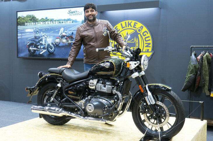 「ロイヤルエンフィールド・スーパーメテオ650」と、ロイヤルエンフィールドのアヌージ・ドゥア氏。