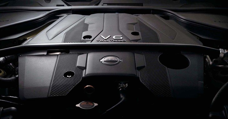 「スカイライン」にも採用されている、3リッターV6ツインターボエンジン。「フェアレディZ」のそれは、最高出力405PS、最大トルク475N・mを発生する。