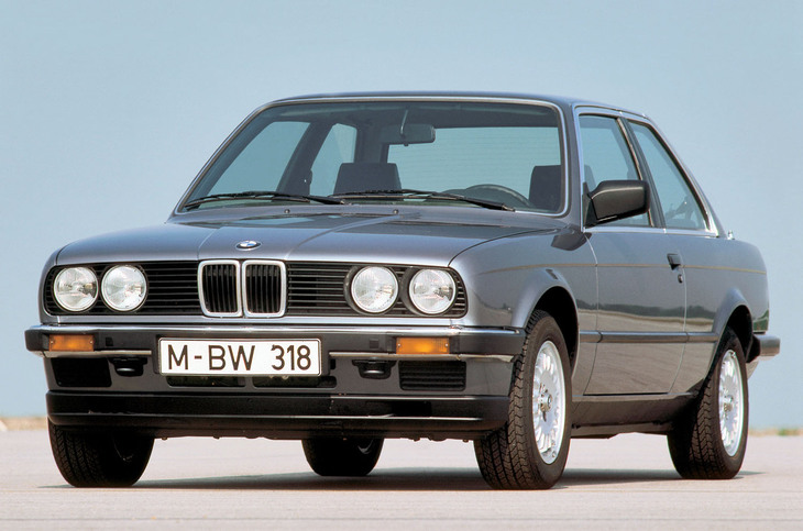 「BMW 318i 2ドア」。2代目「3シリーズ」（E30）は1982年に先代同様に2ドアセダンのみでデビューし、翌1983年に4ドアセダンが追加された。