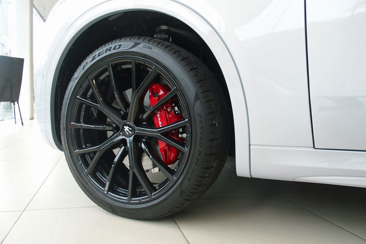 マセラティのカスタマイズプログラム「フォーリセリエ」による「21インチクリオホイール」。