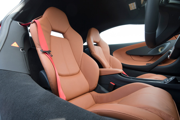 
	テスト車には、オプション装備の電動スポーツシートが採用されていた。
	