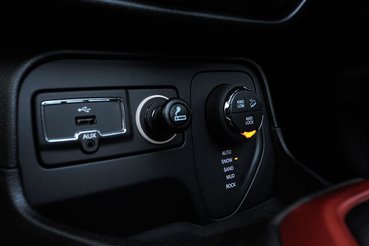 走行モードの切り替え機構やヒルディセントコントロールなどは、センタークラスターの下のスイッチで操作する。