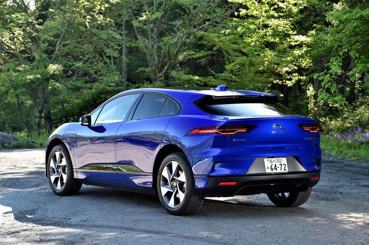 
	【ジャガーIペースHSEのスペック】
	ボディーサイズ：全長×全幅×全高＝4695×1895×1565mm／ホイールベース：2990mm／車重：2250kg／駆動方式：4WD／モーター：交流同期電動機／フロントモーター最高出力：200ps（147kW）/4250-5000rpm／フロントモーター最大トルク：348Nm（35.5kgm）/1000-4000rpm／リアモーター最高出力：200ps（147kW）/4250-5000rpm／リアモーター最大トルク：348Nm（35.5kgm）/1000-4000rpm／システム最高出力：400ps（294kW）/4250-5000rpm／システム最大トルク：696Nm（71.0kgm）/1000-4000rpm／タイヤ：（前）245/50R20 105V／（後）245/50R20 105V（グッドイヤー・イーグルF1）／ 一充電最大走行可能距離：438km（WLTCモード）／交流電力量消費率：224Wh/km（WLTCモード）／ 価格：1162万円

	
	【取材時の電費データ】
	テスト距離：212.4km（市街地1：高速道路8：山岳路1）／参考電力消費率：26.5kWh/100km＜約3.8km/kWh＞（車載電費計計測値）
	