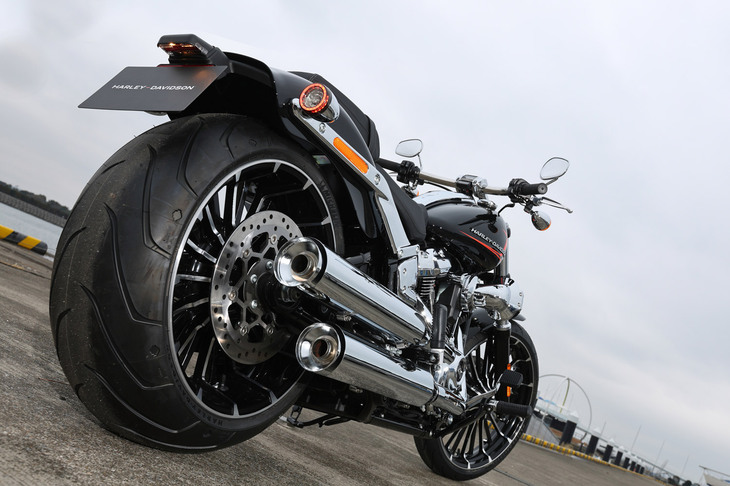 カスタムマシンもかくやという極太のリアタイヤ。タイヤサイズは前：130/60B21、後ろ：240/40R18だ。