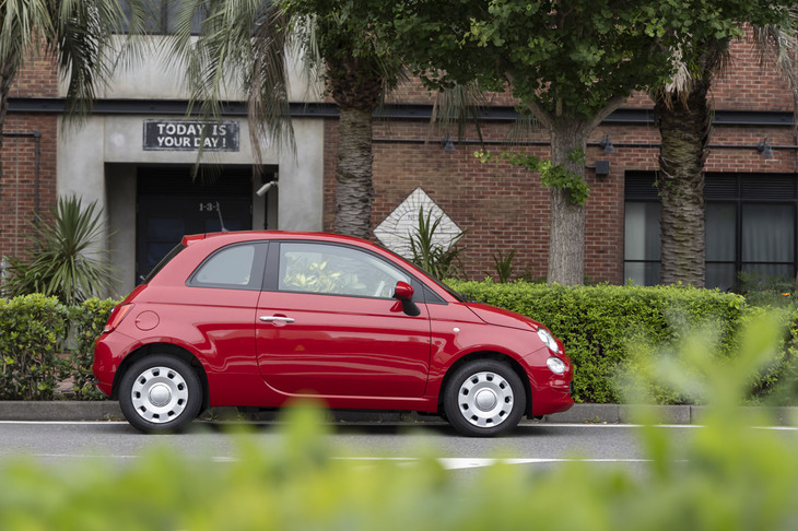 鮮やかな「パソドブレレッド」のボディーカラーは5万5000円のオプション。何しろ在庫限りなので選べないケースもあるかもしれない。
