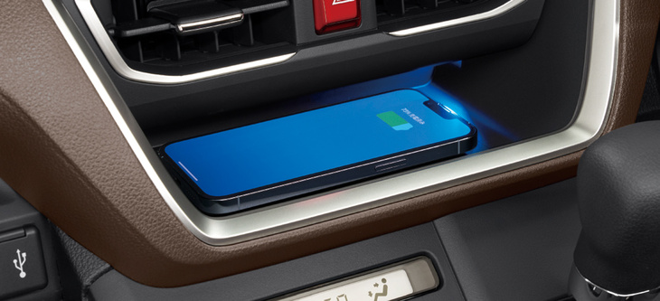 ワイヤレス充電器は、ディーラーオプションの9インチスマホ連携ディスプレイオーディオとセットで用意される。