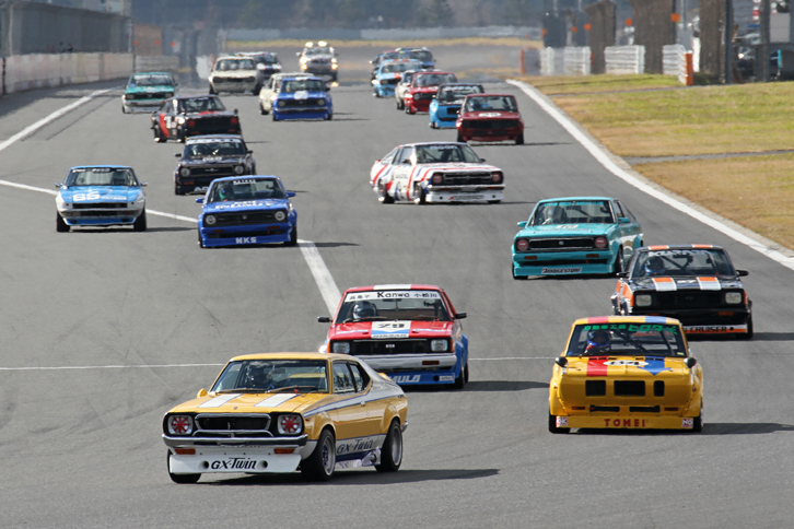 JCCA（日本クラシックカー協会）主催のクラシックカーレースに参戦している日産車によって行われた「NISSANヒストリックカー・エキシビションレース」。フォーメーションラップでペースカーを務めたのは、日産の「名車再生クラブ」でレストアされたばかりの「チェリーF-II クーペGX-T」。実戦に参加することはなかったツーリングカーレース仕様で、北野元がステアリングを握った。