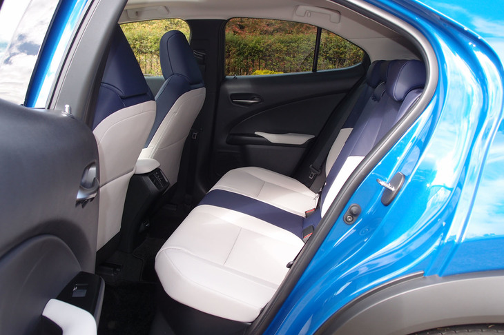 レクサスUX250h“バージョンL”（リアシート）