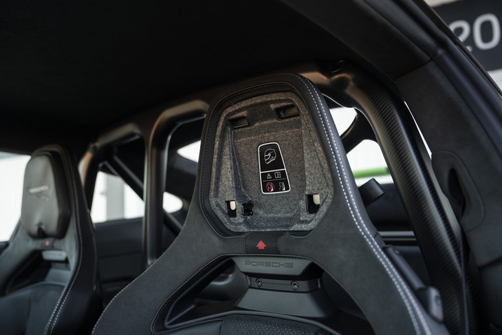 ヘッドレストのクッションは脱着可能。ヘルメット装着時の収まりのよさを考慮している。