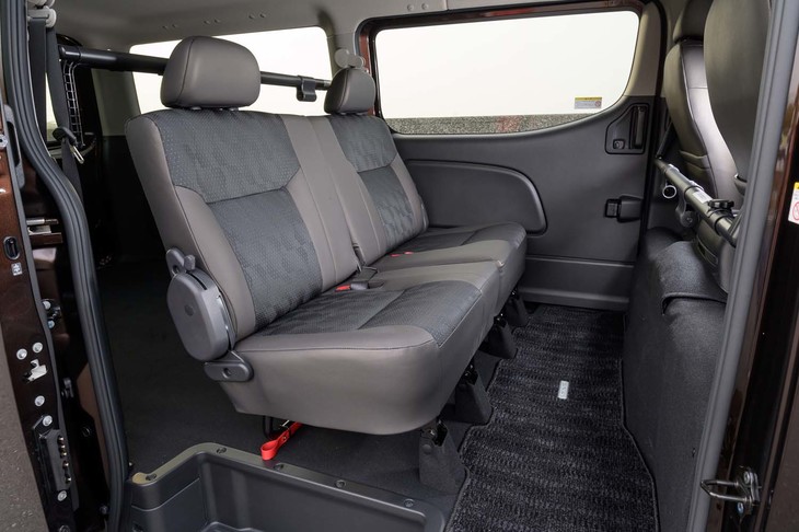 リアシートは左右分割可倒式。あくまで荷室優先のバンではあるものの、座面も背もたれも厚みがある。