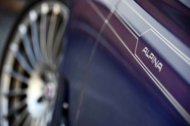 ボディー側面に添えらえた、矢の羽根をモチーフにしたデコレーション。歴代アルピナ車に見られるドレスアップのひとつだ。