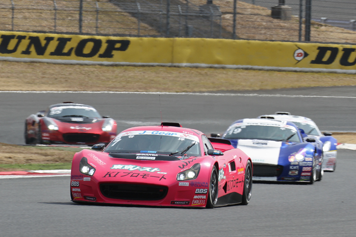 2013年からFSWで開催されている、プロとアマチュアドライバーが組んで戦うシリーズであるインタープロト。これはそのインタープロト用の、4リッターV6エンジンをミドシップした専用マシンである「Kuruma」。これは現役トップドライバーが駆るKurumaに、来場者を乗せて同乗走行中のシーン。