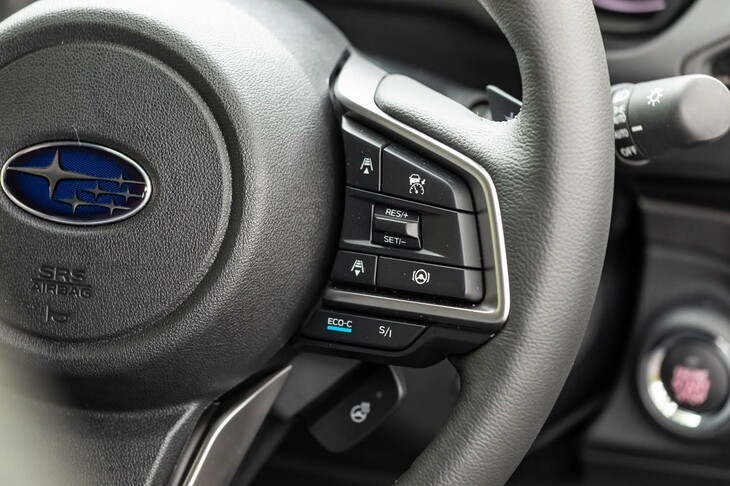 先進運転支援システム「アイサイト」は右側のステアリングスイッチですぐに起動。車両の制御はごく自然かつ優秀だ。