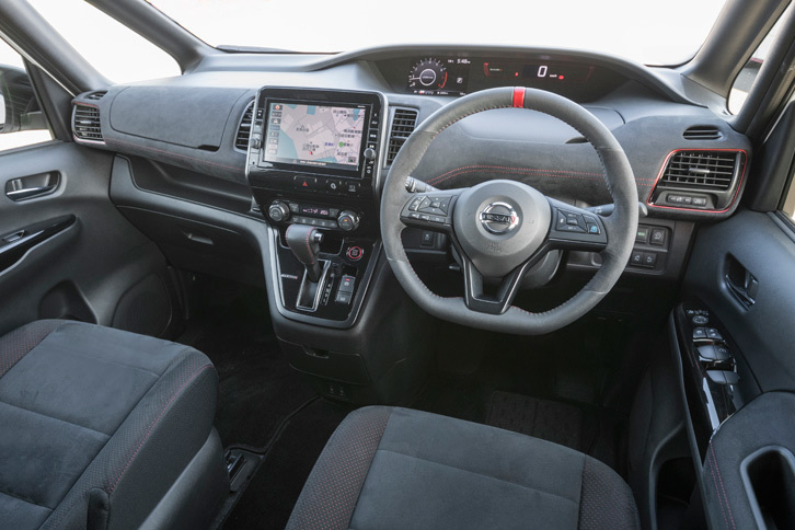 運転席まわりは、ステアリングホイールやコンビメーター、センタークラスターなど、ほぼNISMO専用パーツで構成される。