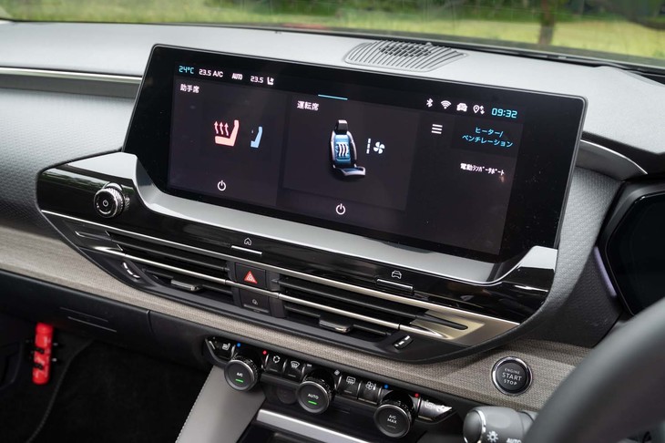 12インチのセンタースクリーンには新たなインフォテインメントシステム「マイシトロエンドライブプラス」を搭載。コネクテッドナビに加えて、音声認識システムも標準装備だ。