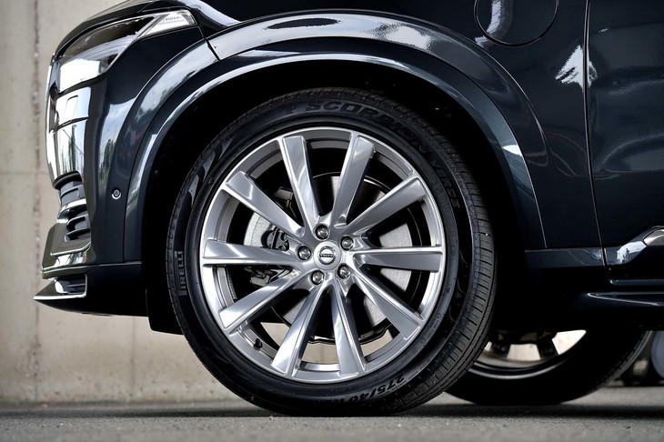 アルミポリッシュ仕上げの専用21インチ10スポークホイール。タイヤはピレリの「スコーピオン ヴェルデ」が組み合わされていた。