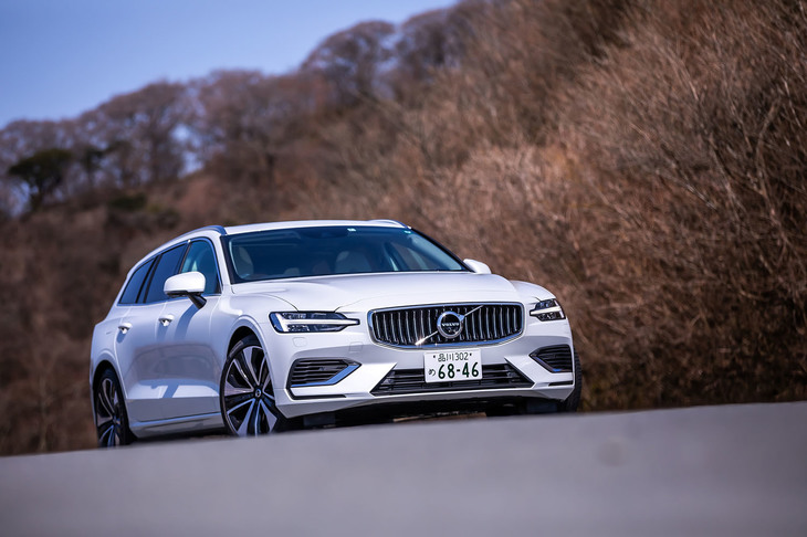 「ボルボV60」は2018年9月25日に日本導入が発表された。今回の試乗車である「T8 Twin Engine AWDインスクリプション」（写真）を頂点に、PHVが3モデル、純ガソリンエンジン車が2モデルラインナップしている。