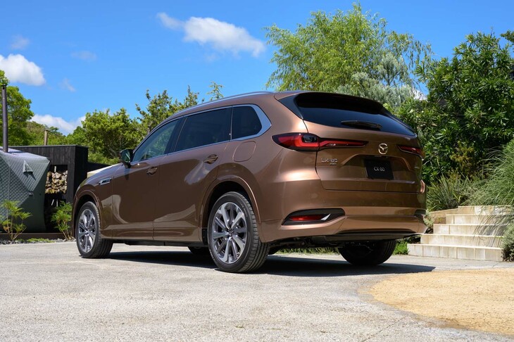 国内ではこれが初採用となる、新色の「メルティングカッパーメタリック」。銅に薄くサンドブラストをかけたような、独特の質感を持つ。