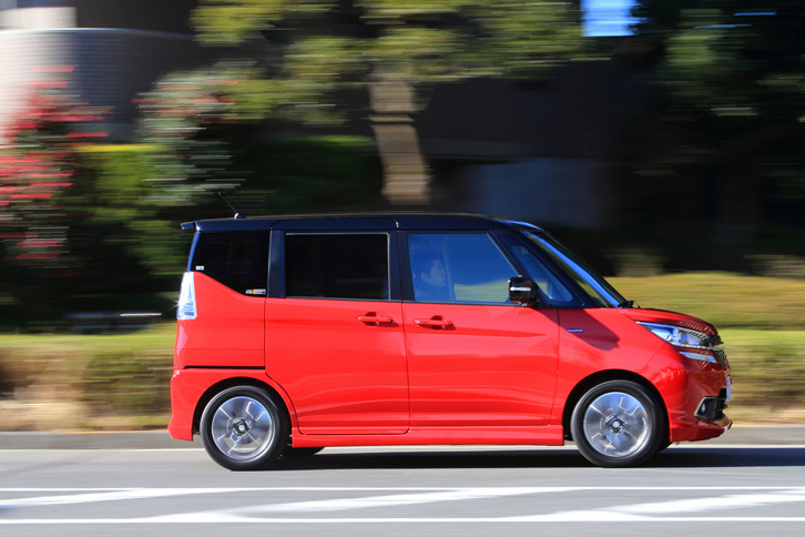 最高出力13.6ps、最大トルク3.1kgmのモーターが発生する駆動力は、約10：1というギア比のリダクションギアによって増幅され、ドライブシャフトに伝達される。