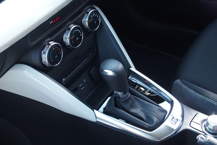 マツダ2 15 BD（センターコンソール）