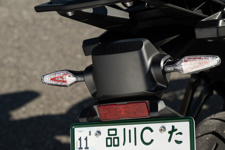 「SWW」（車線変更警告）の機能をつかさどる後方レーダー。後側方を走行する車両の有無を検知し、接近する車両がある場合はサイドミラー内のインジケーターでライダーに警告。車線変更時の接触事故を防ぐ。