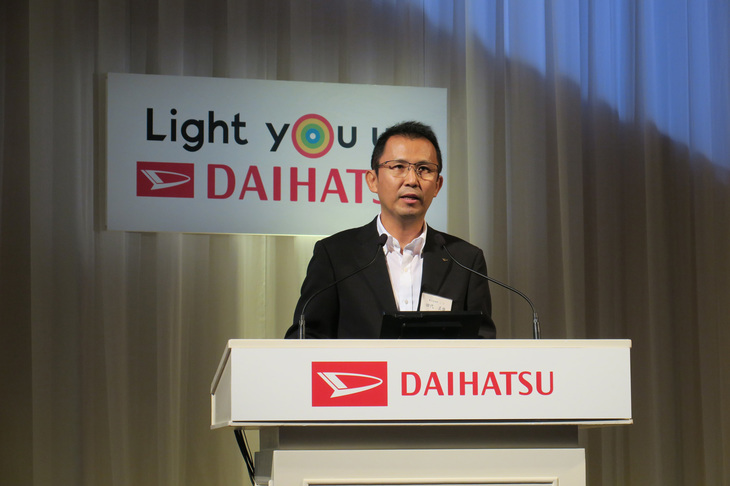 新型「タント」のチーフエンジニアである田代正俊氏。新開発のエンジンやプラットフォームによる走りの進化はもちろん、スーパーハイトワゴンの本領である利便性や快適性の向上、運転支援システムの強化についても紹介した。