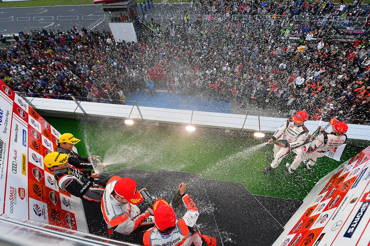 GT300クラスの表彰式。多くの観客が見上げる台上で、シャンパンファイトが行われた。