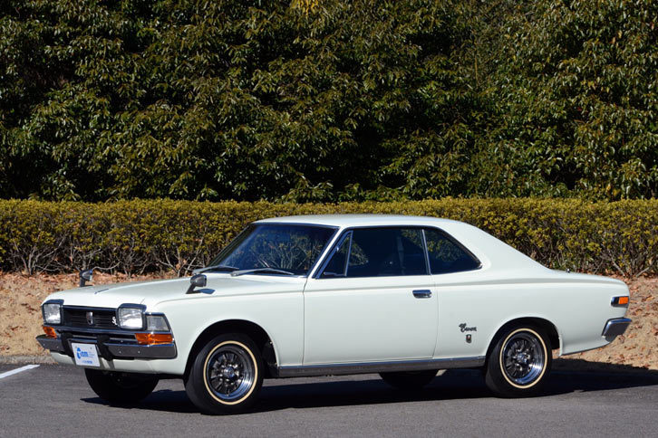 「トヨペット・クラウン ハードトップ」
	「白いクラウン」というキャッチコピーで知られる3代目に初めて2ドアハードトップが追加された。社用車のイメージが強かったクラウンのイメージを打破する役割を担ったモデルである。