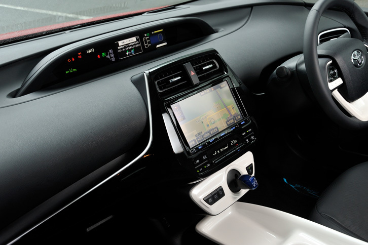 2DINサイズのナビゲーションシステムが装備されたダッシュボードのセンタークラスター。オーディオや空調などの操作スイッチは、ここにまとめて配置されている。