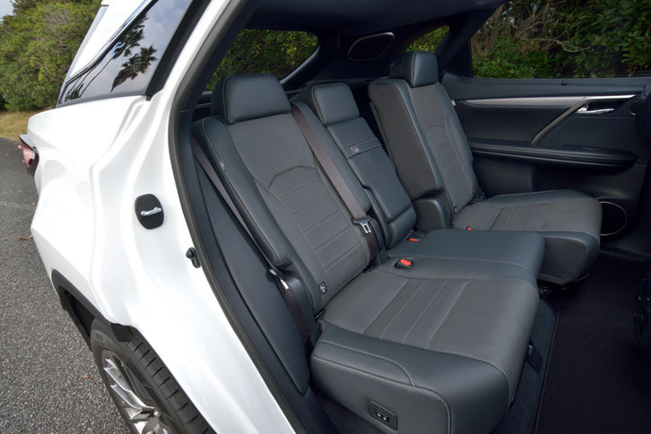 後席には、前後方向へのスライド機構と、リクライニング機構が備わる。